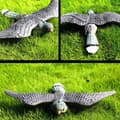 Miniatyrbild 7 av 7: Lollanda Fågelskrämma Falk – realistisk trädgårdsörn för att skrämma bort fåglar och skydda din trädgård