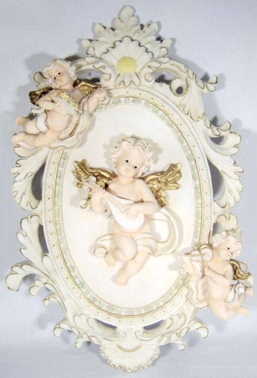 Romantisk bas-relief af en engel til vedhæng, lavet af polyresin, creme
