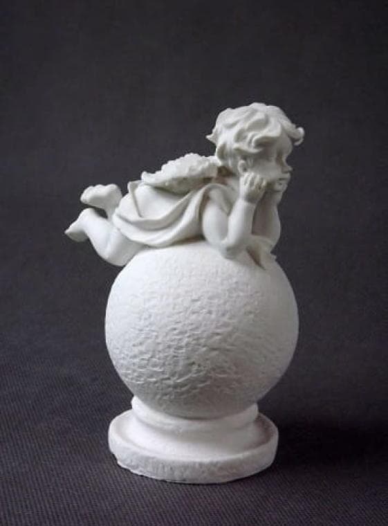 En engel liggende på en hvid kugle 15x12 cm