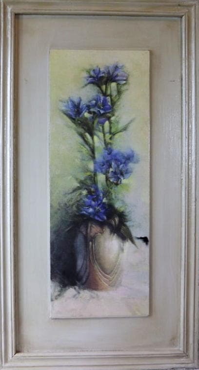 Billede: sammensætning af marineblå blomster i en vase, 30 x 56 cm
