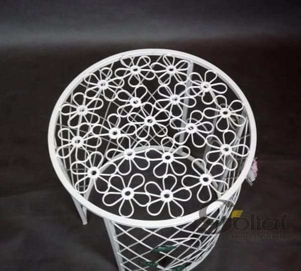 Taburet med rosemotiv i provencalsk stil, metalarbejde