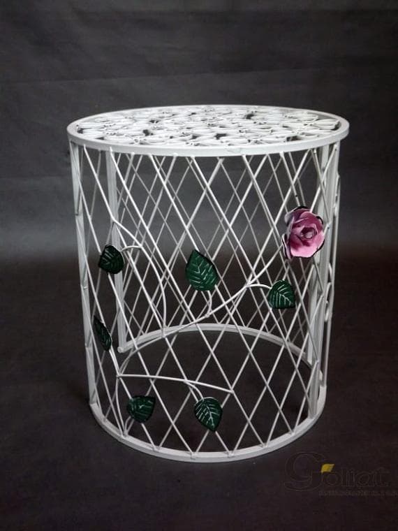 Taburet med rosemotiv i provencalsk stil, metalarbejde