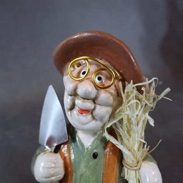 Sæt med keramiske figurer: Smilende bedstemor og bedstefar vender tilbage fra marken