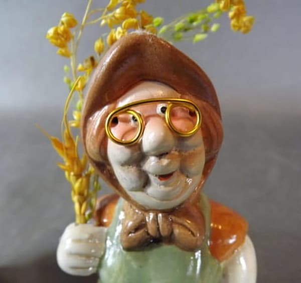 Sæt med keramiske figurer: Smilende bedstemor og bedstefar vender tilbage fra marken