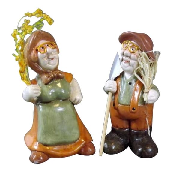 Sæt med keramiske figurer: Smilende bedstemor og bedstefar vender tilbage fra marken