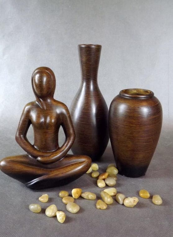 Keramisk figur af en kvinde i brun 16x22x7 cm med anti-slip gummibånd