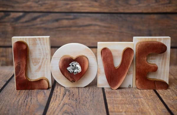 Tax II - LOVE inskription i trä, inredning med en hund, härlig hylldekoration av Art-Dog