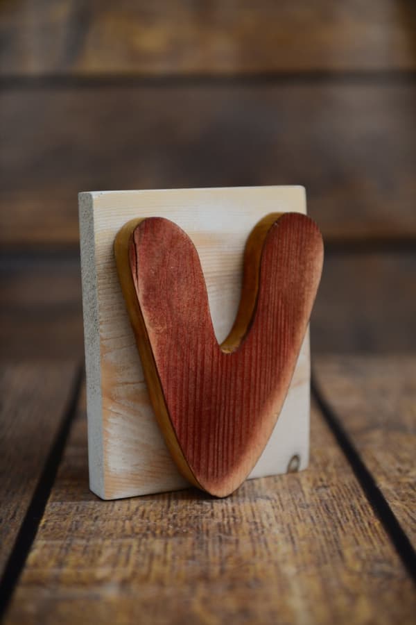 Venäjän mustaterrieri - puinen LOVE-kirjoitus, sisustus koiran kanssa, kaunis hyllykoristelu Art-Dogilta