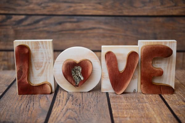 Frieserhäst - LOVE-inskription i trä, inredning med en häst, härlig hylldekoration av Art-Dog