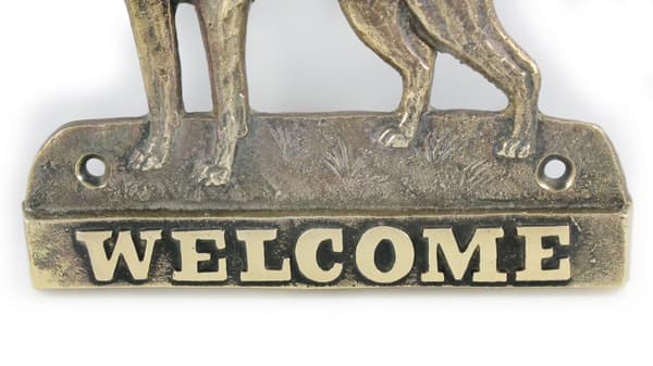Bostoninterrieri, bostonbullterrieri - ovilevy koiralla, messinkinen tervetuliaiskyltti, ainutlaatuinen kyltti, jossa on merkintä Welcome by Art-Dog