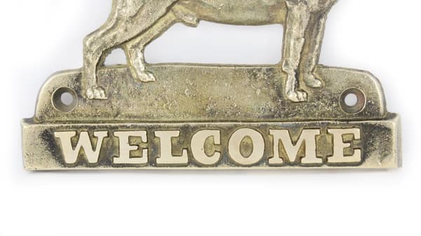 Bullterrieri, Bullterrieri - ovilevy koiralla, messinkinen tervetuliaiskyltti, ainutlaatuinen kyltti, jossa on merkintä Welcome by Art-Dog