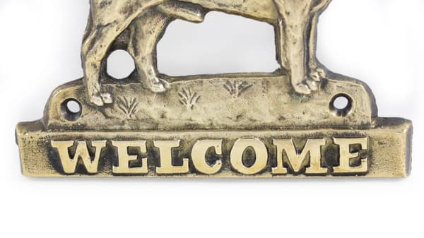 Korthåret Chihuahua - dørplade med hund, velkomstplade af messing, unikt skilt med inskriptionen Welcome by Art-Dog