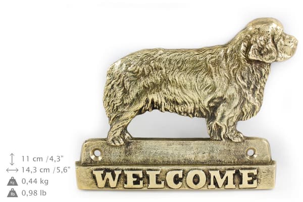 Clumber Spaniel - ovilevy koiralla, messinkinen tervetulolaatta, ainutlaatuinen kyltti, jossa on kirjoitus Welcome by Art-Dog