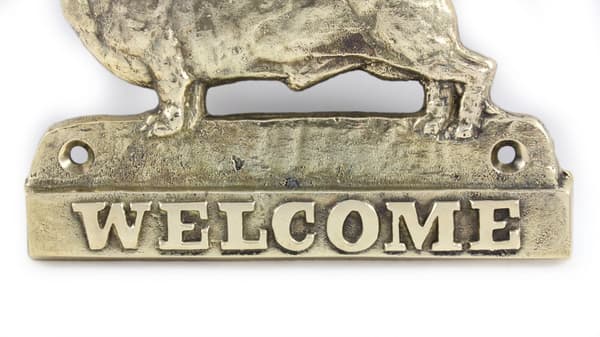 Mäyräkoira - ovilevy koiralla, messinkinen tervetuliaiskyltti, ainutlaatuinen kyltti, jossa on merkintä Welcome by Art-Dog