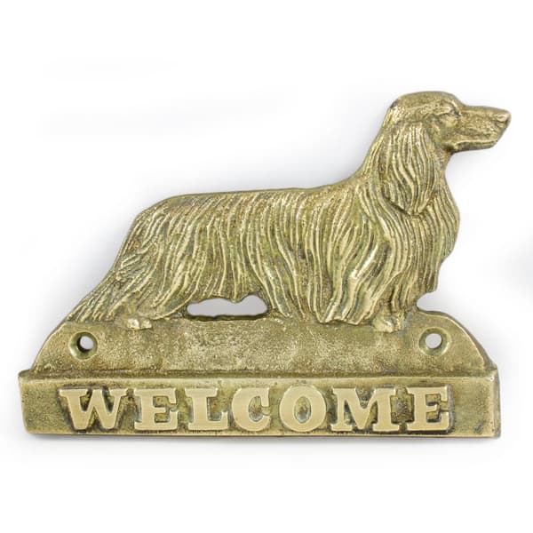 Pitkäkarvainen mäyräkoira - ovilevy koiralla, messinkinen tervetuliaiskyltti, ainutlaatuinen kyltti, jossa kirjoitus Welcome by Art-Dog