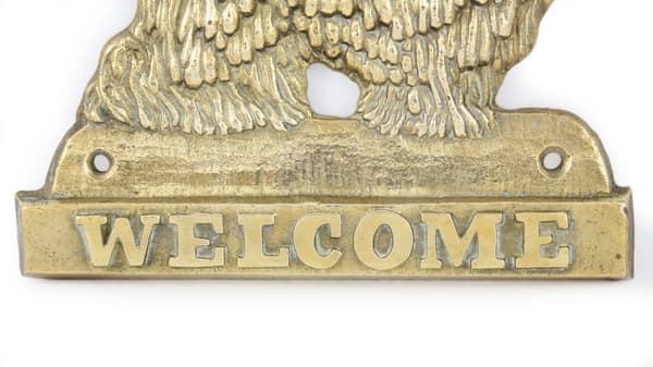 Komondor - dørplade med hund, velkomstplade af messing, unikt skilt med inskriptionen Welcome by Art-Dog