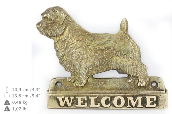 Norfolkinterrieri - ovilautanen koiralla, messinkinen tervetuliaiskyltti, ainutlaatuinen kyltti, jossa on merkintä Welcome by Art-Dog
