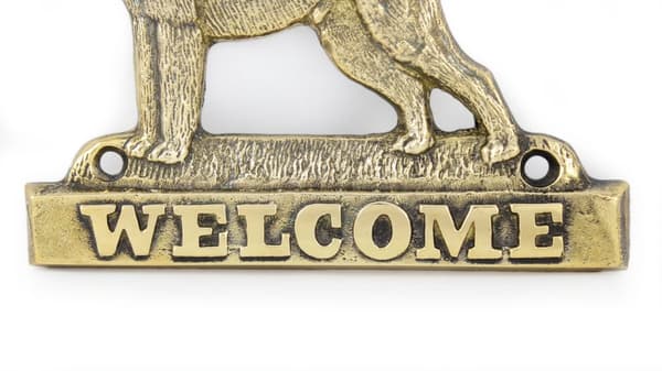 Snautseri, Snautseri II - ovilevy koiralla, messinkinen tervetuliaiskyltti, ainutlaatuinen kyltti, jossa on merkintä Welcome by Art-Dog