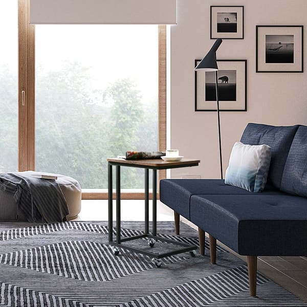 Sidebord med hjul og industriell design i brun/svart