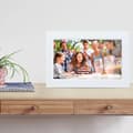 Miniatyrbillede 2 af 3: DENVER 10,1" smart fotoramme med berøringsskærm og Wi-Fi-understøttelse - Hvid