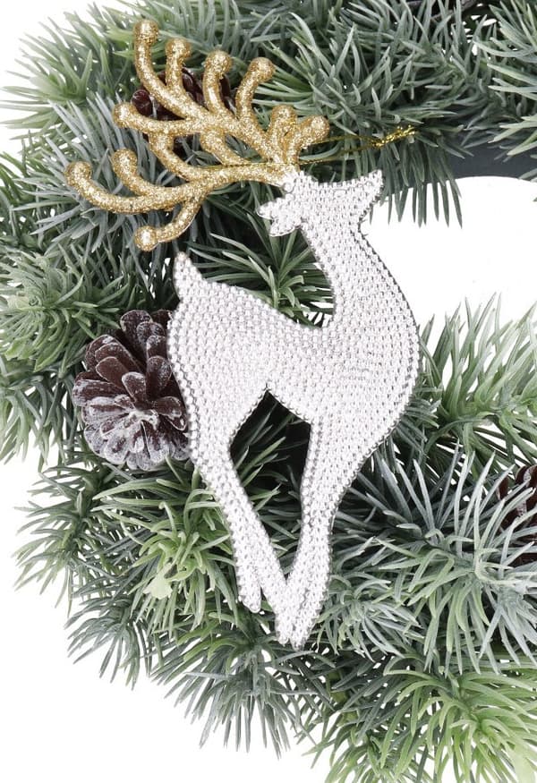 Renhänge i silver med bollar och julgransdekoration