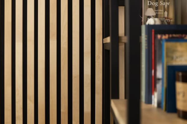 Dekorativt akustikkpanel i massiv bjørk 2400x600 mm - 40 mm lameller, svart filtbakside
