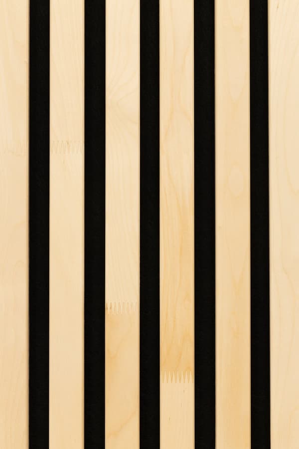 Dekorativt akustikkpanel i massiv bjørk 2400x600 mm - 40 mm lameller, svart filtbakside