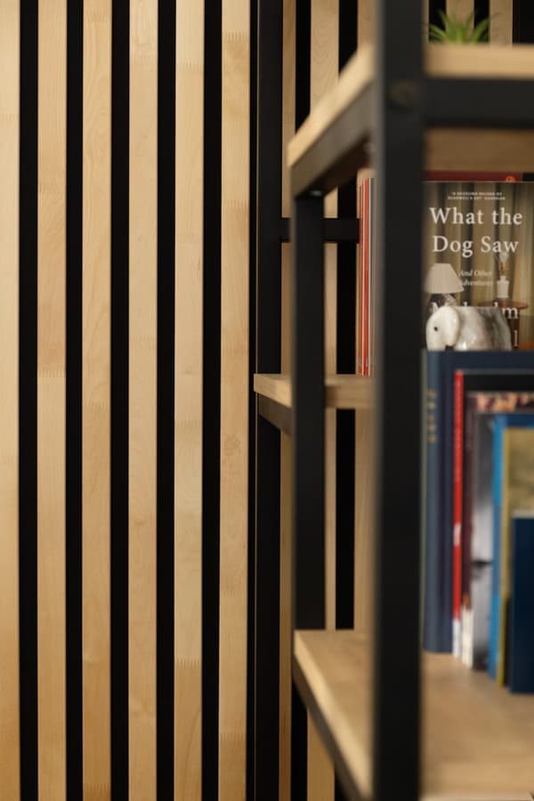 Dekorativt akustikkpanel i massiv bjørk 2400x600 mm - 40 mm lameller, svart filtbakside
