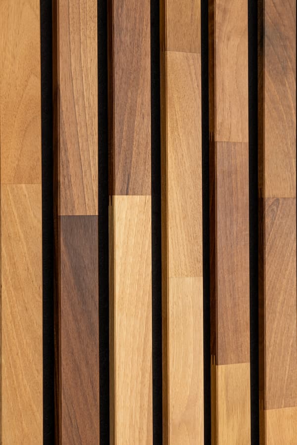 Dekorativt akustisk panel i massiv valnøtt 2400x600 mm - 40 mm lameller, svart filtbakside