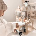 Pikkukuva 3 / 9: Mamabrum, puinen paloasema tarvikkeineen, paloasema, paloauto, helikopteri, sammutin, paloposti, 2 palomiestä, palotie, lapsille