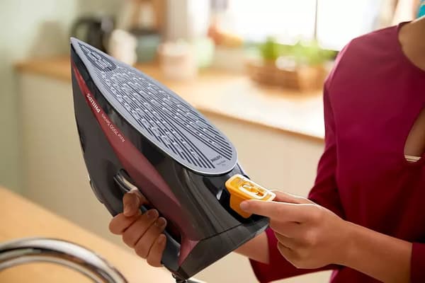 Philips 7000 series DST7022/40 iron Steam iron SteamGlide Plus soleplate 2800 W Black, Red