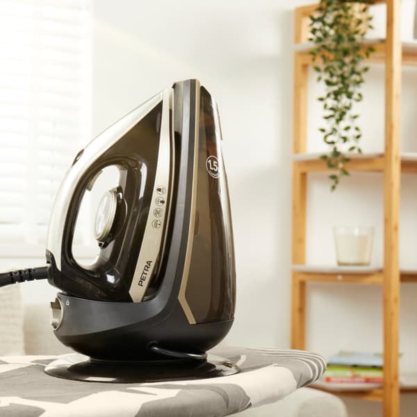 Petra PF01483VDEEU7 2600W Steam Station Black and Platinum