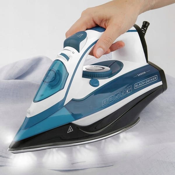Dampstrygejern Black+Decker BXIR2402E (2400W; hvid)