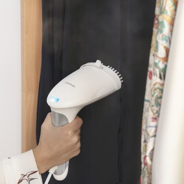 Cecotec Garment steamer with innovative vacuum-filling system.