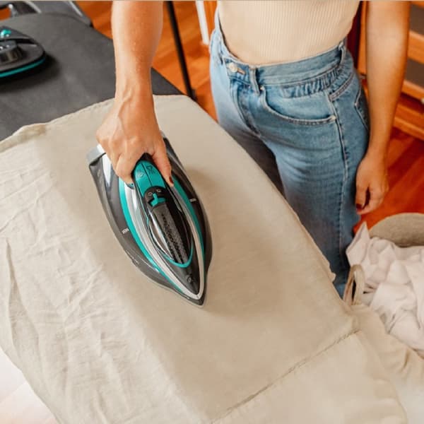 Cecotec Steam iron with 3200 W pump, 285 g/min steam stroke and ultra-slippery anodised soleplate for maximum durability.
