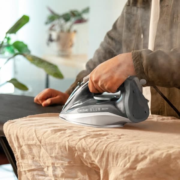 Cecotec Steam iron with 2600 W, steam shot 200 g/min and heavy-duty soleplate with perfect glide.