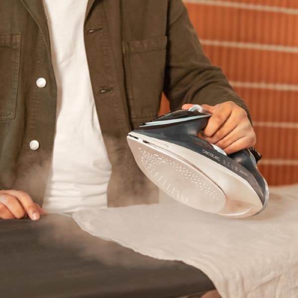 Cecotec Steam iron with 2600 W, steam shot 200 g/min and heavy-duty soleplate with perfect glide.