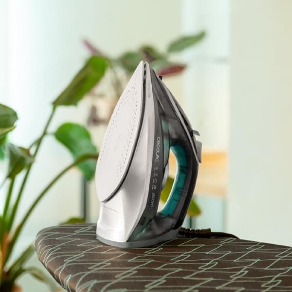 Cecotec Steam iron with 2600 W, steam shot 200 g/min and heavy-duty soleplate with perfect glide.