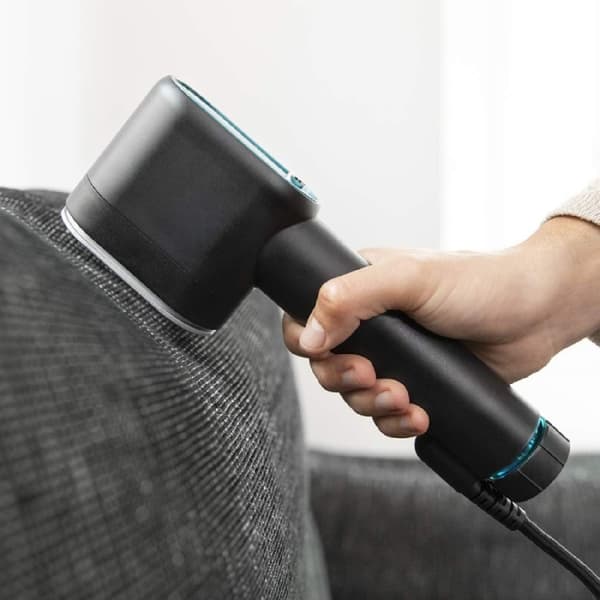 Cecotec 1000-W garment steamer with ceramic soleplate. Handy and eye-catching design, for you to take it traveling. Ceramic soleplate and silicone br