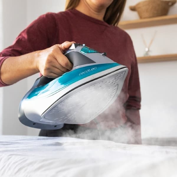 Cecotec Ultra-powerful steam iron, 3000 W. 65 g/min steam. Steam burst 230 g/min. Turbo Slide soleplate. ECO mode. and safety Auto Shut Off system An