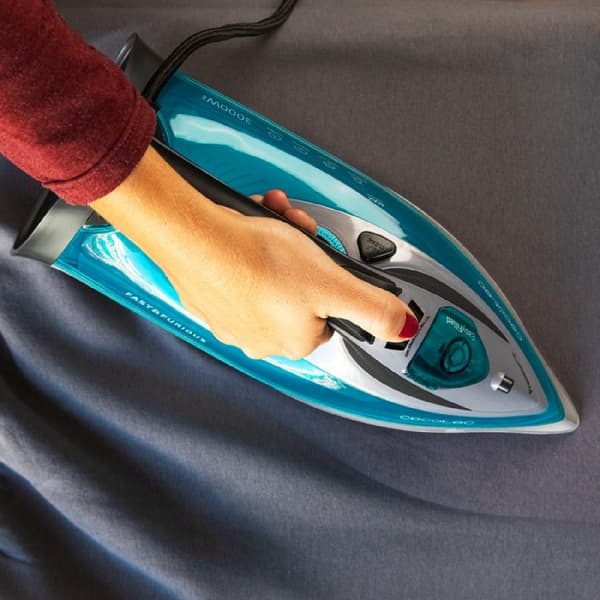 Cecotec Ultra-powerful steam iron, 3000 W. 65 g/min steam. Steam burst 230 g/min. Turbo Slide soleplate. ECO mode. and safety Auto Shut Off system An