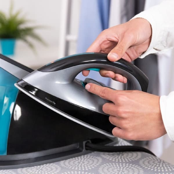 Cecotec 2400 W steam station. 480 g/min steam burst and 145 g/min steam rate. 6 bars. Turbo Slide soleplate. Pro Clean anti-calc filter. Protection a