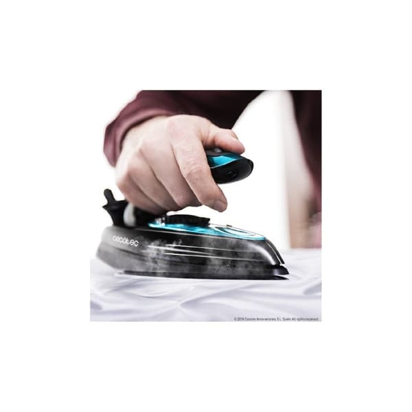 Cecotec 1200 W travel iron, 15 g/min continuous steam and 53 g/min steam burst. Dual voltage system.