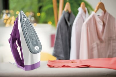 Tefal FV2836, Kuiva- & höyrysilitysrauta, Keraaminen pohjalevy, 1,9 m, 165 g/min, Purppura, Valkoinen, 35 g/min