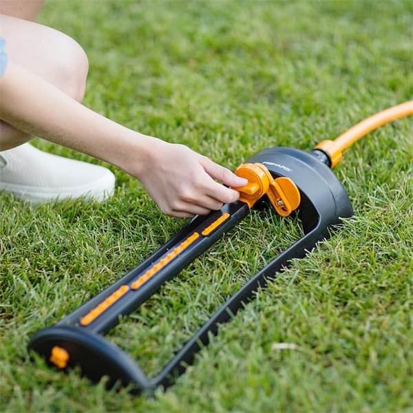 Vattenbesparande sprinkler med plastbas Fiskars 1023662