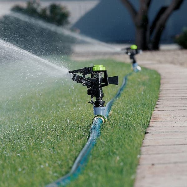 Sinkkiseoksesta valmistettu puutarhasadetin nurmikon sprinkleri säädettävä kulma