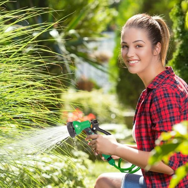 Relaxdays Trädgårdsslang med sprayhuvud, uttökbar och flexibel upp till 10 m, spiralformad, 7 strållägen, grön