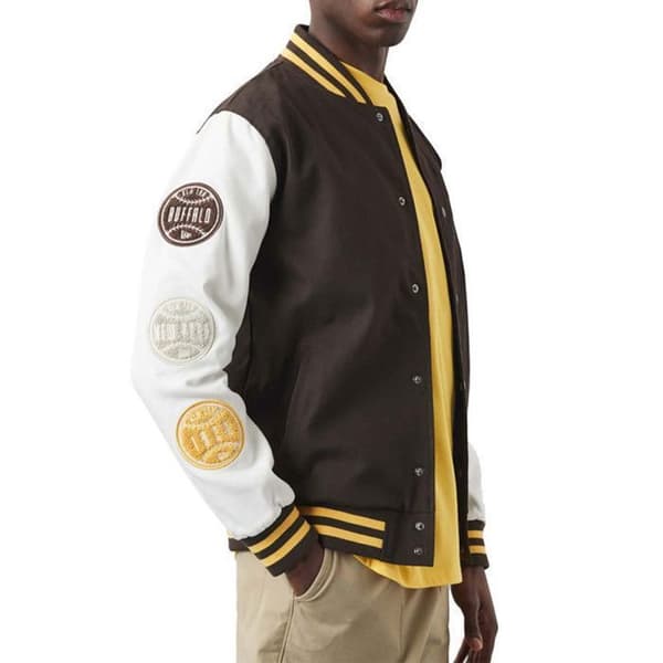Blouson New Era Heritage Varsity - Ref. 60284780. Färg: Brun, Vit, Gul. Detaljer. - Färgkontroll ärmar. -