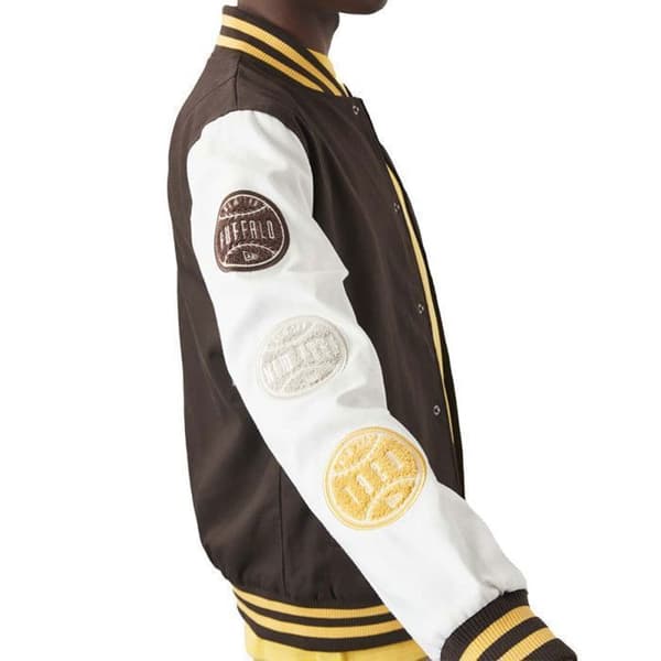 Blouson New Era Heritage Varsity - Ref. 60284780. Färg: Brun, Vit, Gul. Detaljer. - Färgkontroll ärmar. -