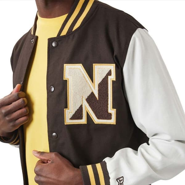 Blouson New Era Heritage Varsity - Ref. 60284780. Färg: Brun, Vit, Gul. Detaljer. - Färgkontroll ärmar. -